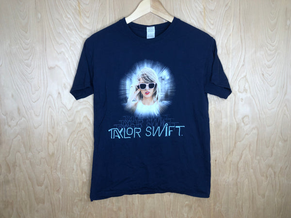 2015 Taylor Swift “1989 World Tour” - Medium